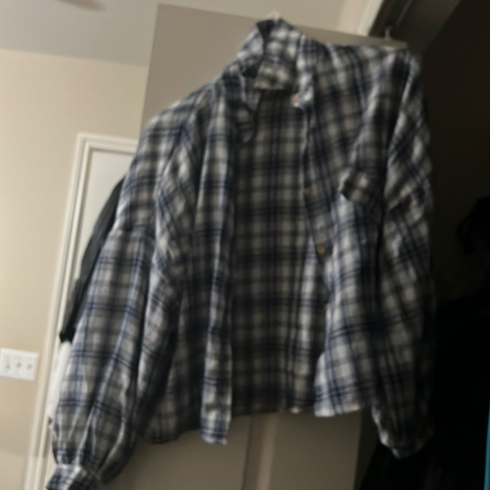 A BLUE/ WHITE PATTERN FLANNEL WOMEN SIZE SMALL OVERISZED